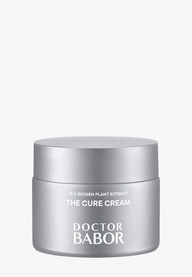 Pot argenté de Doctor Babor « The Cure Cream » avec le texte 15 % Biogen Plant Extract sur un fond blanc uni.