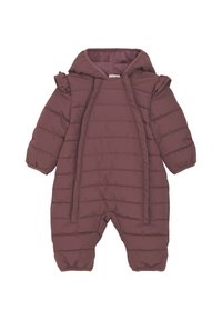 Ensemble de neige rembourré bordeaux avec capuche, présentant des lignes matelassées verticales, des zips latéraux et des poignets élastiqués pour un ajustement confortable.