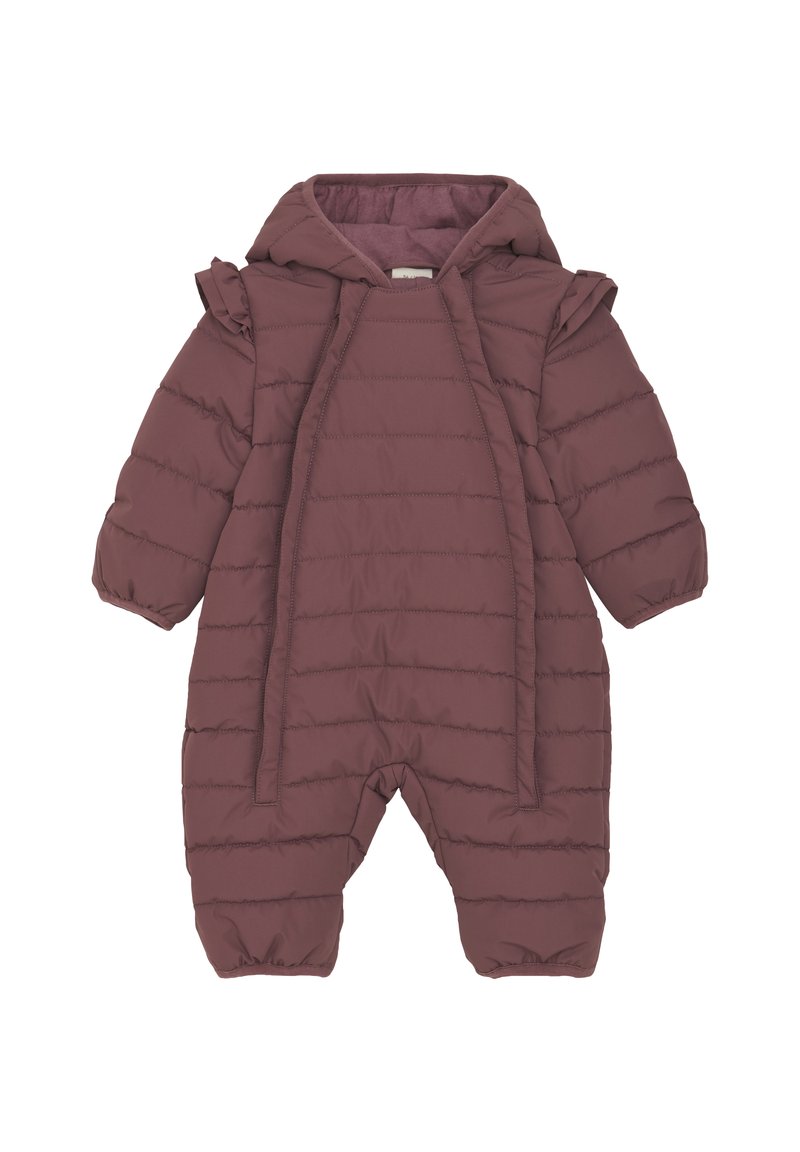 Ensemble de neige rembourré bordeaux avec capuche, présentant des lignes matelassées verticales, des zips latéraux et des poignets élastiqués pour un ajustement confortable.