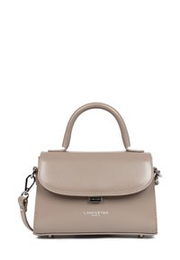 Borsetta beige con design strutturato, texture liscia e manico superiore. Presenta una tracolla rimovibile e il logo del marchio impresso sulla parte anteriore.