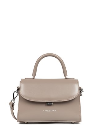 Borsetta beige con design strutturato, texture liscia e manico superiore. Presenta una tracolla rimovibile e il logo del marchio impresso sulla parte anteriore.