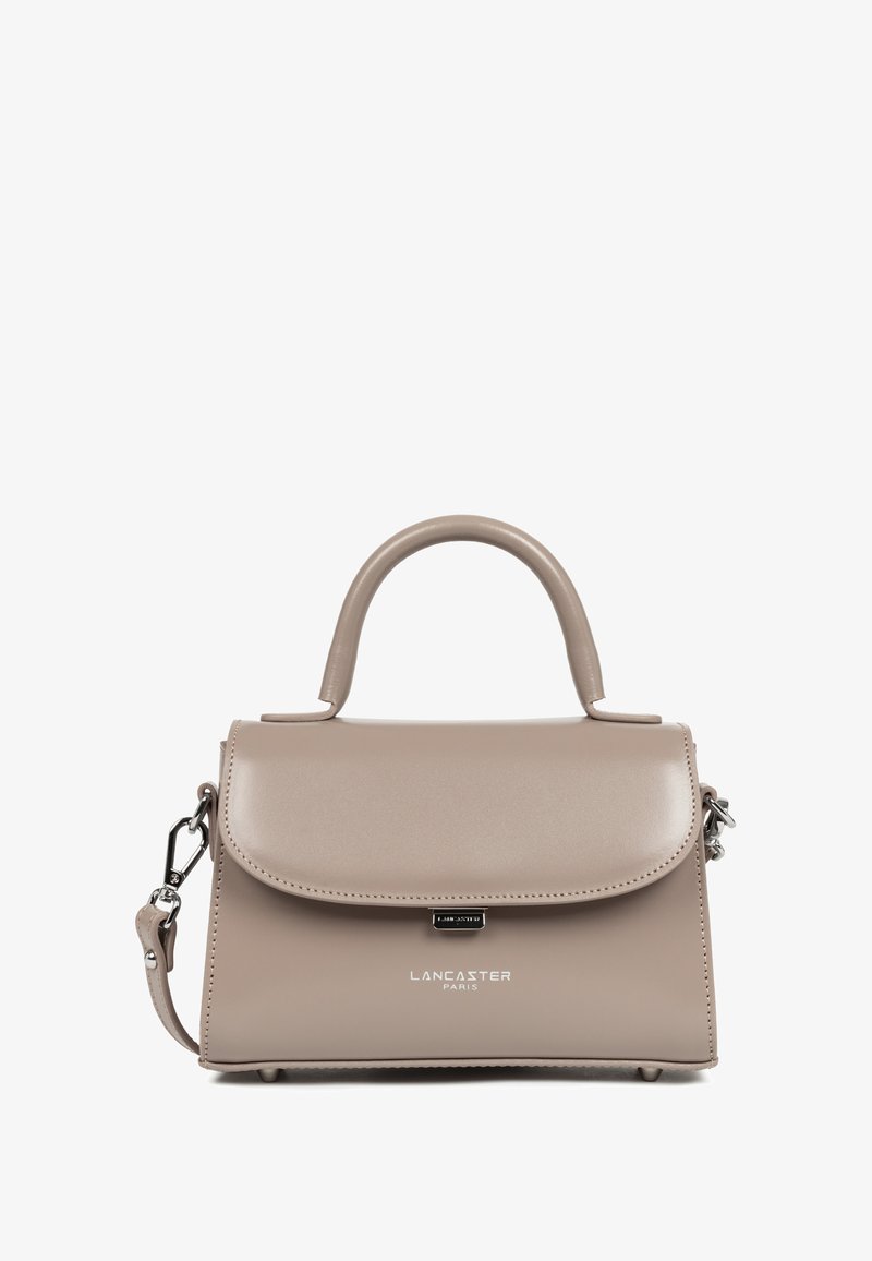 Borsetta beige con design strutturato, texture liscia e manico superiore. Presenta una tracolla rimovibile e il logo del marchio impresso sulla parte anteriore.