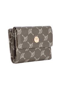 Opgevouwen grijze leren portemonnee met wit bloemmotief en een ronde gouden knoopsluiting aan de voorkant.