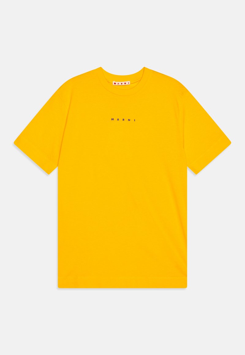 Camiseta de algodón amarilla con mangas cortas. Presenta un cuello redondo y la palabra "MARNI" impresa en púrpura en el centro del frente.