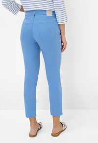 Blauwe cropped broeken gemaakt van lichtgewicht stof, met een middelhoge taille, achterzakken en een platte tailleband met een merketiket.