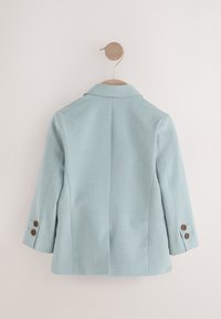 Lichtblauwe blazer met een gestructureerde pasvorm, inkepingen bij de revers en drie ronde bruine knopen op elke manchetkant. Gladde stoftextuur.