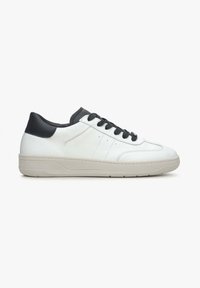 Witte leren sneaker met zwarte hielaccent en zwarte veters. Beschikt over een getextureerde rubberen zool en subtiele stiksels aan de zijkanten.