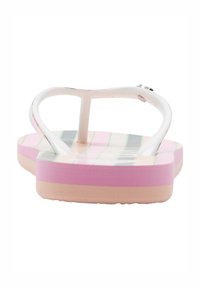 Žabky s bílým gumovým páskem, růžovým a multibiaredovaným pruhovaným vzorem na stélce a mírně vyvýšenou růžovou podrážkou.