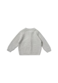 Hellgrauer Strickpullover mit Rippstruktur, langen Ärmeln und Rundhalsausschnitt, mit gerader Rückenpartie und elastischem Saum.