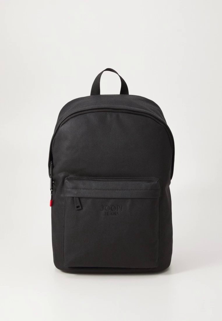 Sac à dos en tissu noir avec un dessus arrondi, une poche avant zippée et un logo. Dispose de bretelles réglables et d'une poignée de transport supérieure.