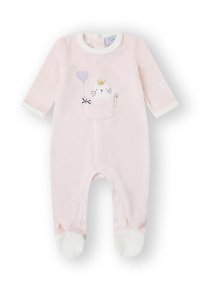 Mono de forro polar rosa con mangas largas, que presenta un diseño de gato en un bolsillo, corazón, globo y corona. Detalles en blanco y cierres de presión en la parte inferior.