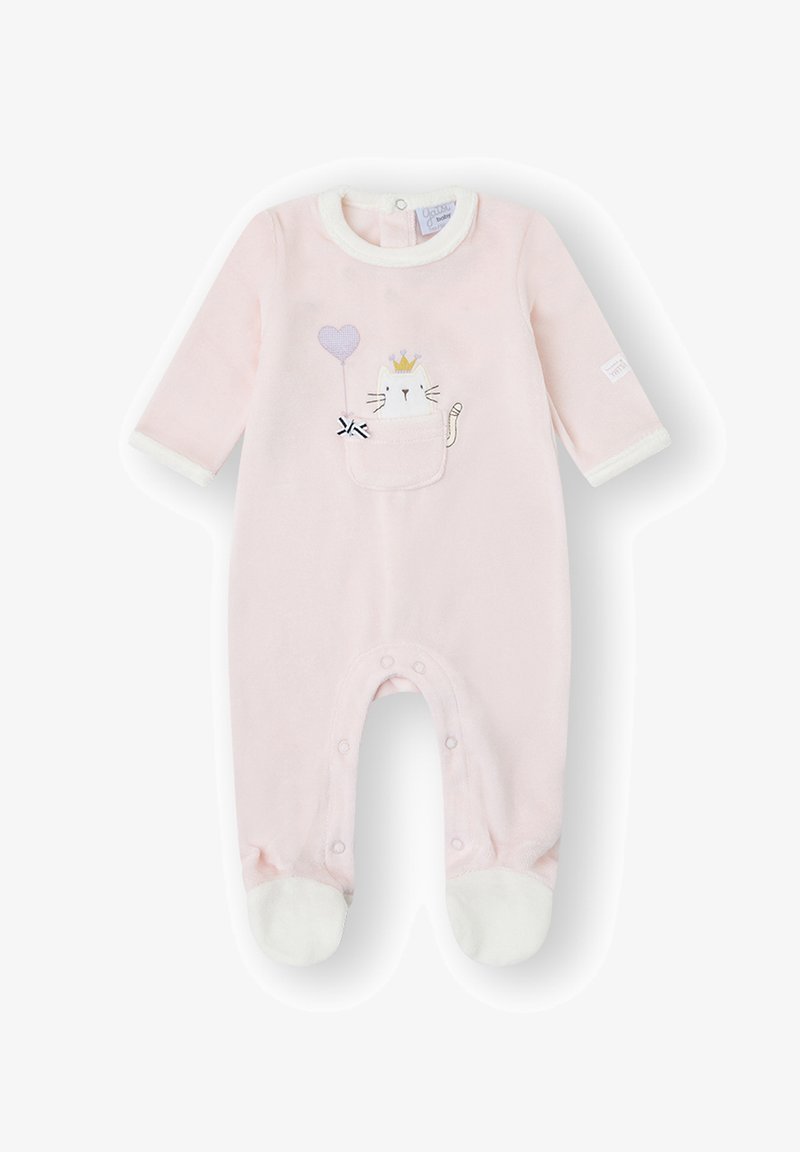 Mono de forro polar rosa con mangas largas, que presenta un diseño de gato en un bolsillo, corazón, globo y corona. Detalles en blanco y cierres de presión en la parte inferior.