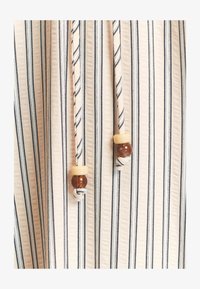 Wybrany, camel stripe