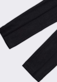 Pantaloni neri con una texture liscia, design a gamba dritta e dettagli di cuciture minimi, mostrati da una prospettiva dall'alto verso il basso.