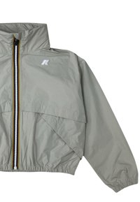 Giacca leggera di un grigio chiaro, con colletto alto, polsini elasticizzati e zip frontale che presenta un design a strisce colorate. Logo sul petto.