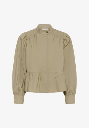 Bézs színű, hosszú ujjú blúz magas nyakkal, gombos záródással, puffadt vállakkal, megkötött derékkal és szűk mandzsettával.