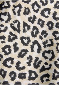 Leopardenmusterstoff mit unregelmäßigen schwarzen Flecken auf beigem Hintergrund. Die Textur wirkt glatt mit einem leichten Glanz.