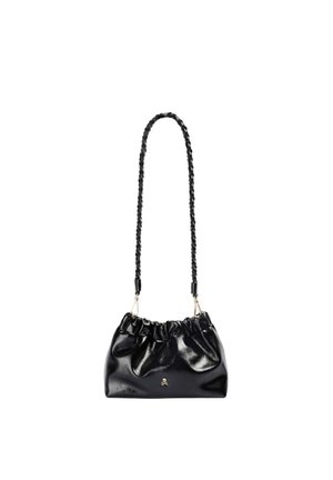 Bolso de hombro de charol negro con parte superior fruncida, correa trenzada y pequeño emblema dorado de calavera en el centro del frente.