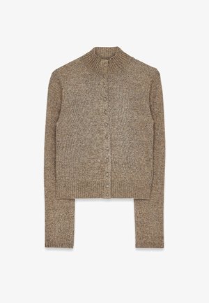 Sweter robiony na drutach z strukturalnego brązowego materiału, z wysokim kołnierzem, zapięciem na guziki z przodu i długimi rękawami. Krótka długość podkreśla design.