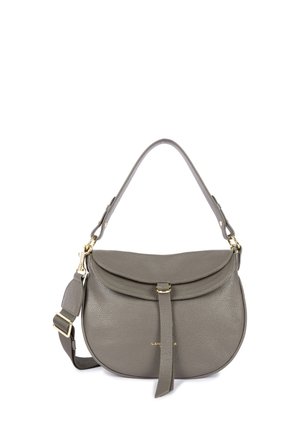Borsa a tracolla in pelle grigia con una forma arrotondata, pattina pieghevole e una tracolla decorativa. Caratterizzata da hardware dorato e logo impresso.