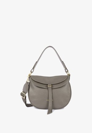 Sac en cuir gris à bandoulière, de forme arrondie, avec un rabat repliable et une sangle décorative. Il est doté de quincaillerie dorée et d'un logo en relief.