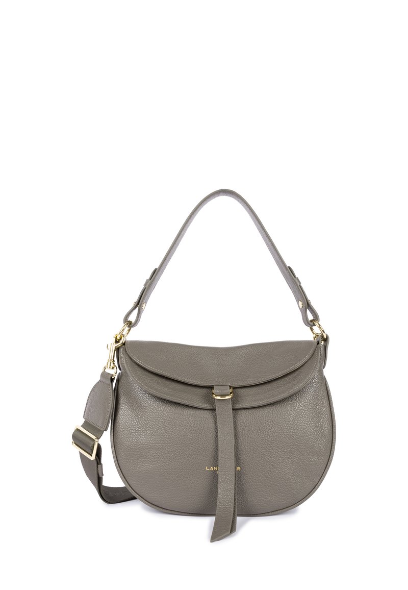 Borsa a tracolla in pelle grigia con una forma arrotondata, pattina pieghevole e una tracolla decorativa. Caratterizzata da hardware dorato e logo impresso.