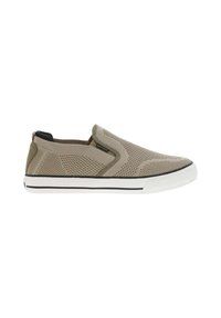 Baskets à enfiler en maille taupe clair avec une finition texturée, accents noirs et une semelle en caoutchouc blanche avec une bande sombre.