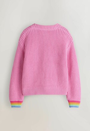 Růžový pletený svetr s žebrovaným kulatým výstřihem a manžetami s duhovými pruhy, s texturovaným pleteným vzorem a volným střihem.