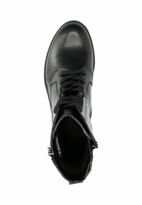 Botas de tobillo negras con cordones, hechas de cuero texturizado, con un acabado suave, puntera redonda y una cremallera lateral para facilitar su uso.