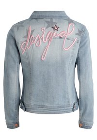 Jasnoniebieska kurtka dżinsowa z różowym haftowanym napisem „desigual”, wzorami gwiazdek i miedzianymi guzikami. Gładkie, jednolite plecy.