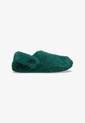 Faux fur slippers in teal kleur met een ronde vorm, voorzien van een knoopaccent aan de zijkant en een zacht gestructureerd oppervlak.