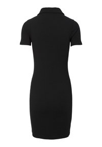 Czarna prążkowana sukienka z krótkim rękawem i kołnierzykiem polo, dopasowanego fasonu o gładkiej fakturze. Bez widocznych wzorów ani ozdób.