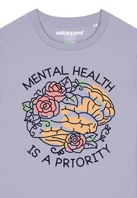 Lichtpaarse katoenen t-shirt met een ronde hals heeft een grafisch ontwerp van twee hersenen verweven met pastelrozen en de tekst: "MENTALE GEZONDHEID IS EEN PRIORITEIT."