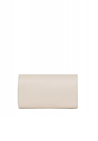 Borsetta rettangolare beige in pelle texturizzata. Presenta una finitura liscia, linee pulite e nessun hardware o accento visibile.