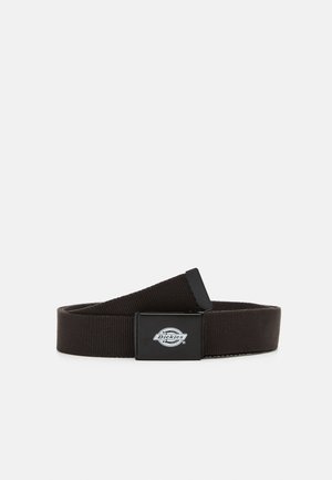 Ceinture en toile noire avec une boucle en métal. Dotée d'une plaque avec logo et d'une finition texturée. Longueur ajustable pour un maintien sécurisé.