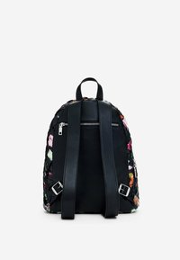 Mochila negra con patrón floral, hecha de tela texturizada, que cuenta con correas de cuero, herrajes plateados y un bolsillo trasero con cremallera.
