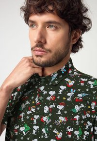 Next CHRISTMAS REGULAR FIT - Pólóing - green snoopy