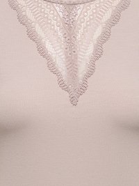 Tissu côtelé beige clair avec une bordure en dentelle délicate en forme de V, comprenant des boucles et des motifs floraux le long de l'encolure.