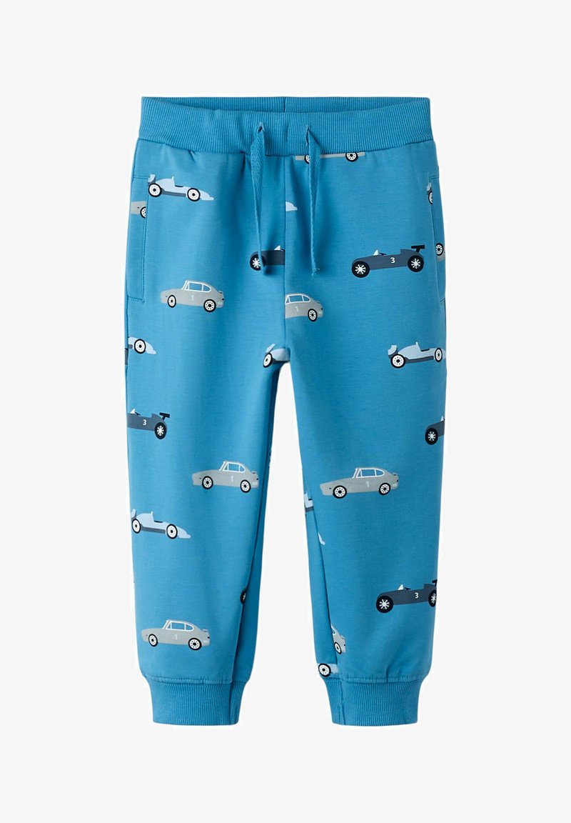 Pantalones deportivos azules para niños con estampados de coches de carreras en tonos gris claro y oscuro, cintura elástica con cordón y tobillos con puños.