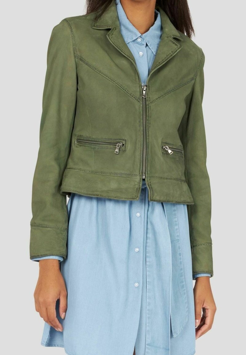 Olivengrøn læderjakke med cropped pasform, lynlåslommer og klapkrave, kombineret med en lys blå chambray kjole.