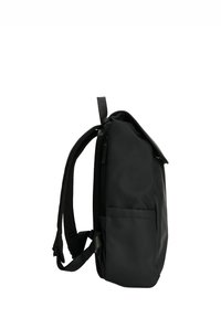 Schwarzer Rucksack mit einer glatten, matten Oberfläche, der verstellbare Träger, eine Seitentasche und ein Klappenverschluss-Design bietet.