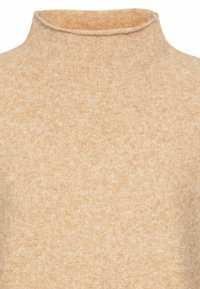 Tan rullekrave sweater lavet af blødt strikmateriale. Har en høj krave og en ensartet tekstur med subtile farvevariationer.
