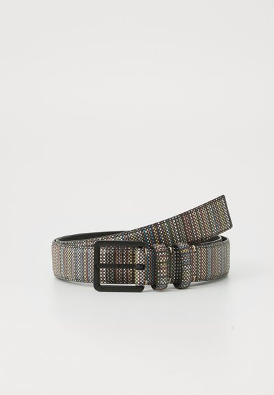 Ceinture tissée avec un motif à quadrillage multicolore, dotée d'une boucle en métal noir et d'une texture lisse. Les extrémités sont légèrement effilées.