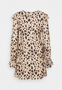 Beige mini-jurk met zwarte onregelmatige luipaardvlekken, gerimpelde lange mouwen en een dubbele gerimpelde kraag, gezien vanaf de achterkant.
