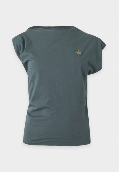Σκούρο γκρι t-shirt με μικρό κεντημένο πορτοκαλί και μπλε λογότυπο στο πάνω αριστερό μέρος του στήθους, εμφανιζόμενο από πίσω σε λευκό φόντο.