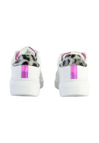 Sneaker bianco con accenti riflettenti rosa, caratterizzata da un tessuto grigio a motivo sul tallone, suola imbottita e design low-top.