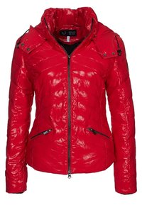 Röd puffjacka med en glansig yta, med dragkedja fram, sidofickor och avtagbar huva. Vadderad textur och detaljer på axlarna.