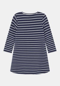 Marinblå och vit randig klänning med långa ärmar, rund halsringning, mjuk textur och A-linjeform, med horisontella ränder över hela.