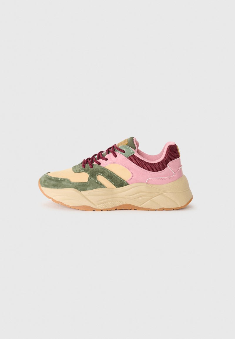Sneakers caratterizzati da tonalità gialle, verdi, rosa e bordeaux. Realizzati in rete e suede, con una suola in gomma spessa e un design del laccio a contrasto.