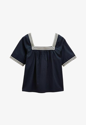 Tamsiai mėlyna palaidinė su kvadratiniu iškirpimu ir trumpomis rankovėmis, su baltomis horizontaliomis juostelėmis iškirptėje ir rankovių apačioje, bei surinkta medžiaga.